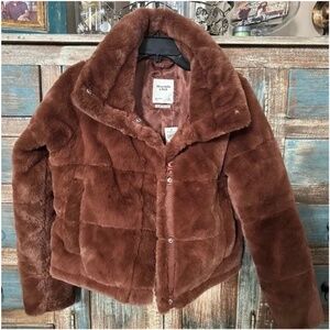 ABERCROMBIE & FITCH FAUX FUR TAN CROPPED COAT XS NWT PERFECT FOR FALL AND WINTER